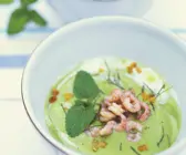 Erbsen-Minze-Suppe mit Crevetten