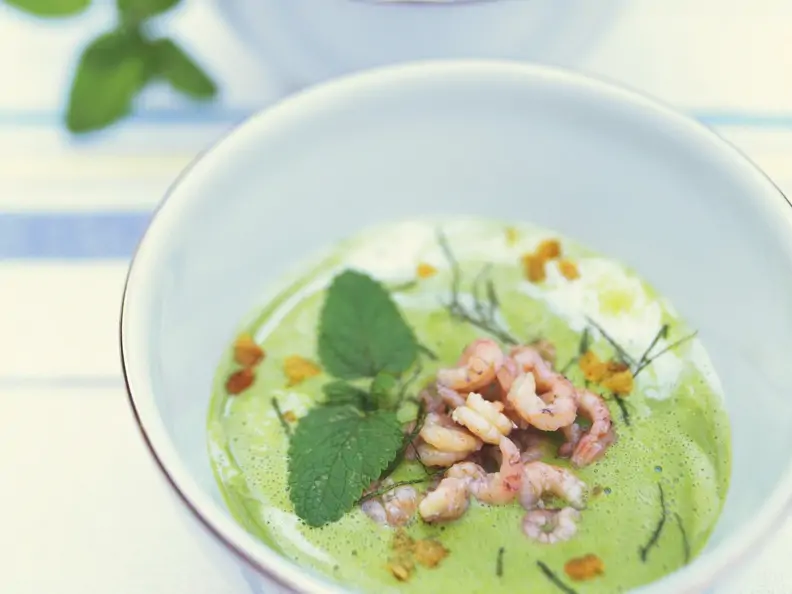 Erbsen-Minze-Suppe mit Crevetten