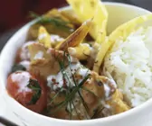 Gebratenes Kalbsschnitzel mit Ananas und pikanter Kokossoße