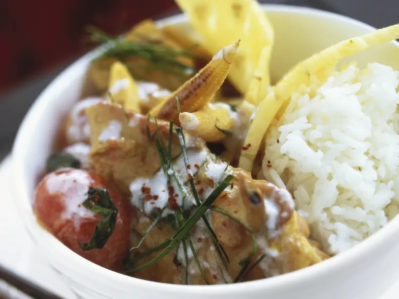 Gebratenes Kalbsschnitzel mit Ananas und pikanter Kokossoße