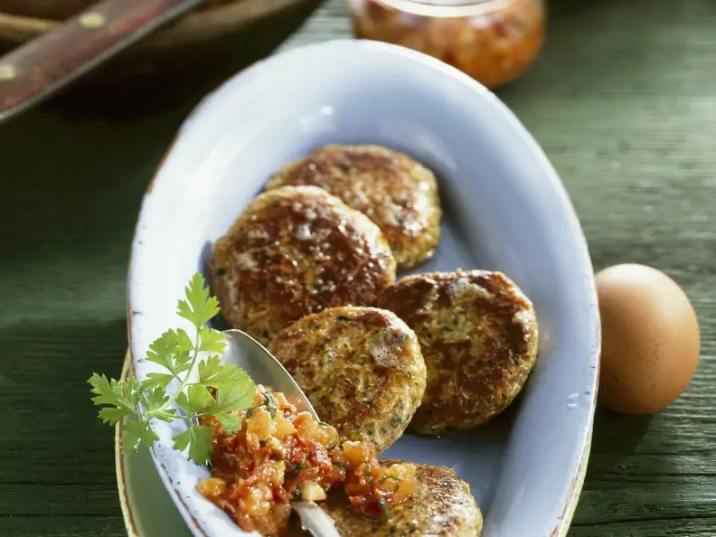 Steckrübenpflanzerl mit rotem Pesto