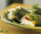 Temaki mit frischen Kräutern