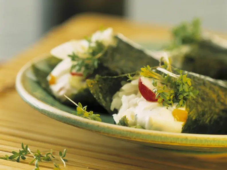 Temaki mit frischen Kräutern