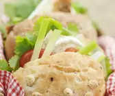 Sandwich mit Ziegenkäse, Tomaten, Sellerie und Koriander