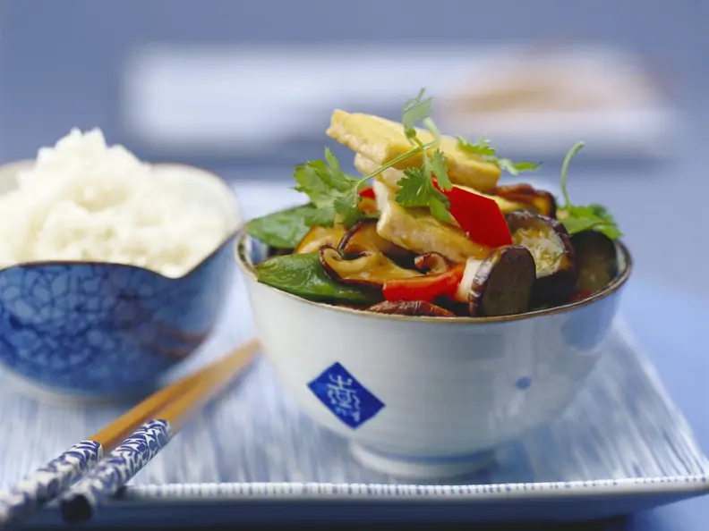 Auberginenpfanne mit Tofu