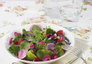 Salat mit Rosenblättern