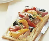 Pizza mit Kichererbsencreme und Gemüse