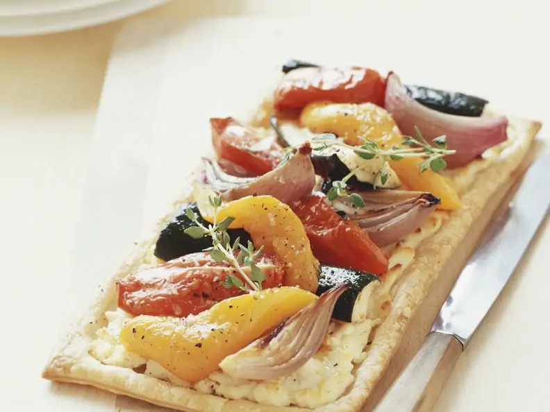 Pizza mit Kichererbsencreme und Gemüse