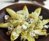 Chicorée-Apfel-Salat mit Roquefort und Nüssen