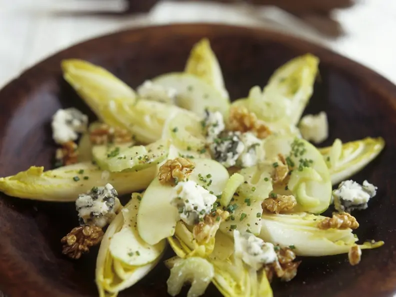 Chicorée-Apfel-Salat mit Roquefort und Nüssen