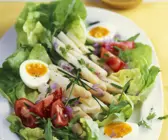 Salat mit weißen Spargel und Kräutern