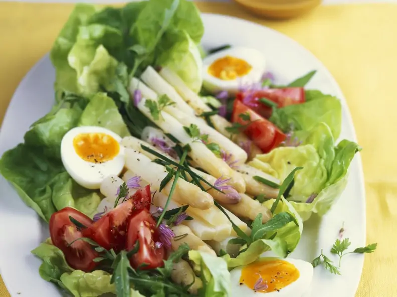 Salat mit weißen Spargel und Kräutern