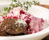 Wildfrikadellen mit Kartoffel-Rote-Bete-Püree