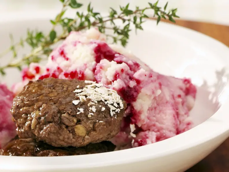 Wildfrikadellen mit Kartoffel-Rote-Bete-Püree