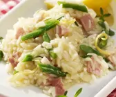 Schinkenrisotto mit grünen Bohnen