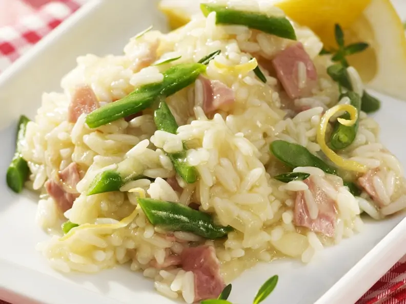 Schinkenrisotto mit grünen Bohnen
