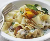 Kaninchenragout mit Nudeln und Aprikosensoße