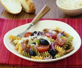 Mediterraner Nudelsalat mit Oliven und Walnüssen