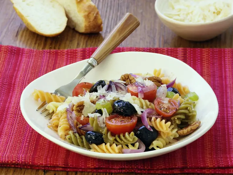 Mediterraner Nudelsalat mit Oliven und Walnüssen