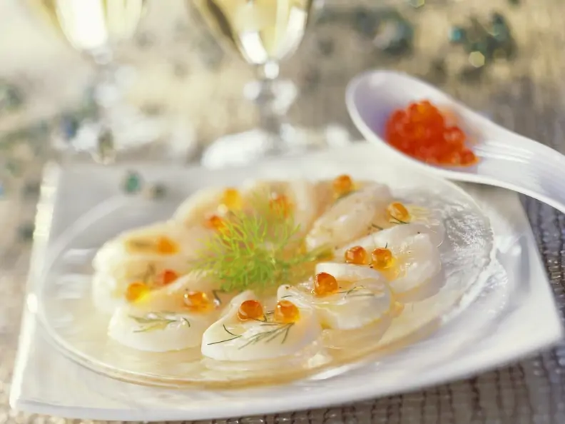 Jakobsmuschelcarpaccio mit Kaviar