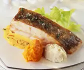 Steinbuttfilet mit Safransoße dazu Möhren- und Artischockenpüree
