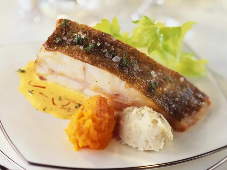 Steinbuttfilet mit Safransoße dazu Möhren- und Artischockenpüree