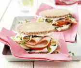 Kleine Sandwichs mit Pute und Gurke