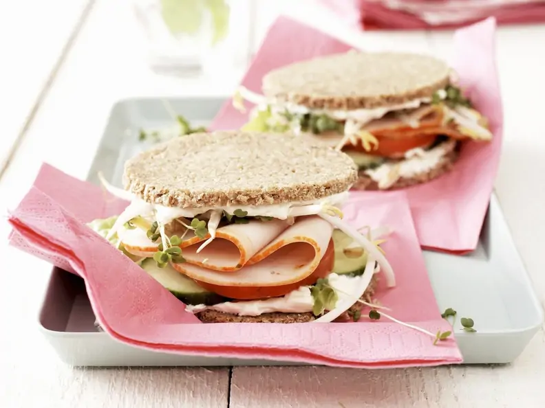 Kleine Sandwichs mit Pute und Gurke