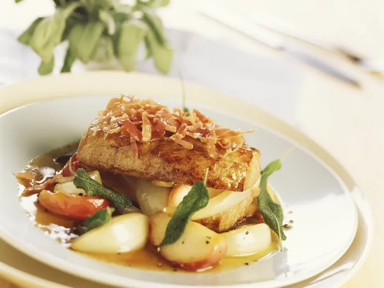 Filet vom Schwein mit Zwiebel-Apfel-Ragout