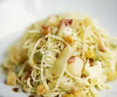 Pasta mit Mozzarella und verschiedenem Gemüse