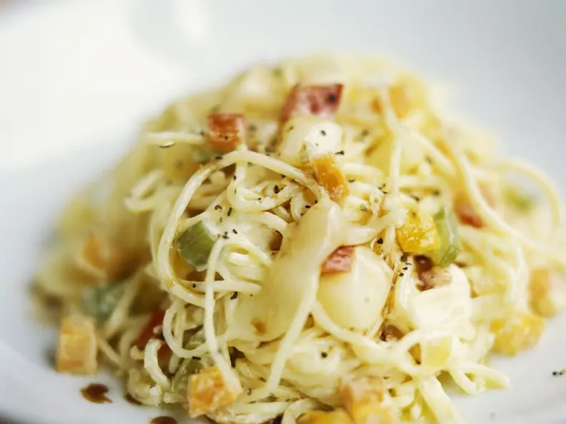 Pasta mit Mozzarella und verschiedenem Gemüse