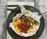 Lachsfilet aus der Folie mit Tomaten