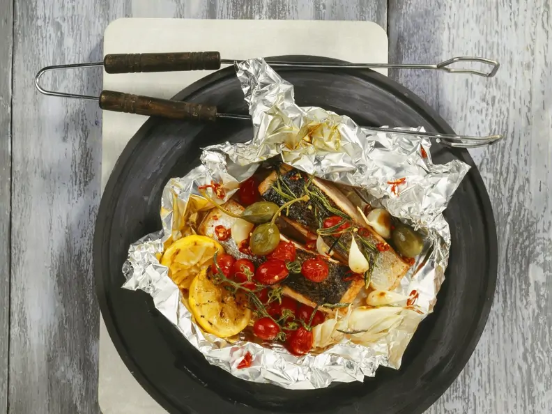Lachsfilet aus der Folie mit Tomaten