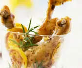 Würzige Hähnchenkeulen mit Zitrone und Rosmarin