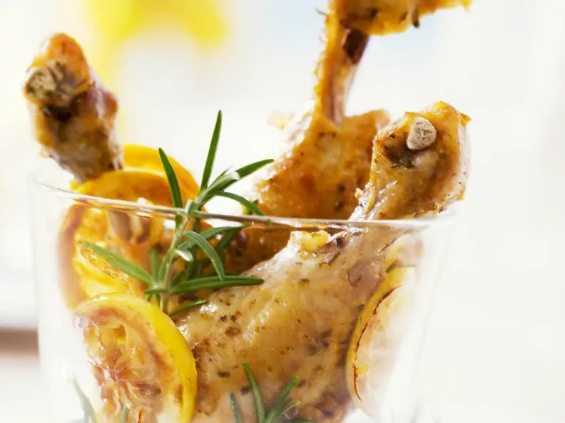 Würzige Hähnchenkeulen mit Zitrone und Rosmarin
