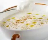 Cremige Lauchsuppe mit Muskatnuss und Soja