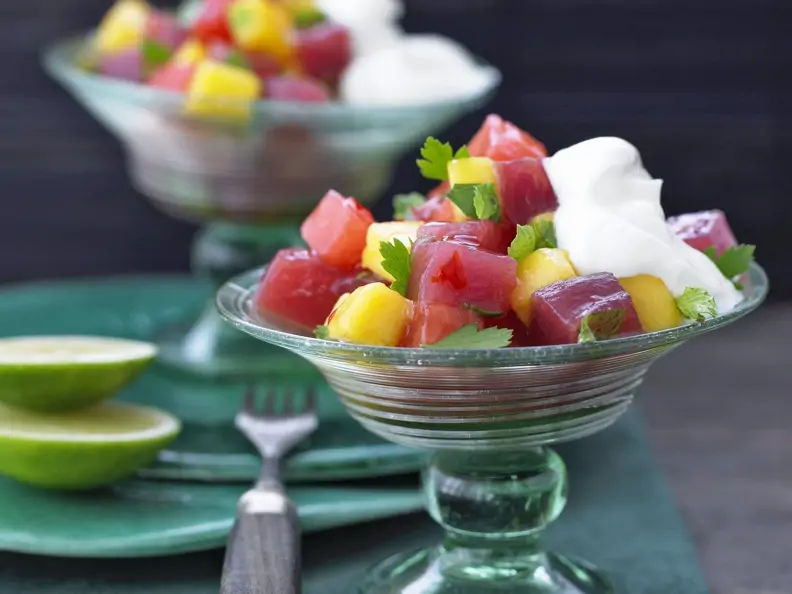 Thunfischsalat mit Mango, Melone und Schmand