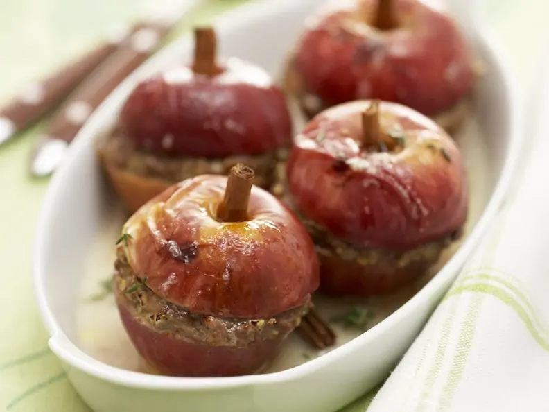 Pikante Bratapfel mit Fleisch gefüllt
