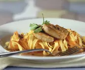 Schweinefilet mit Nudeln und Pfeffersoße