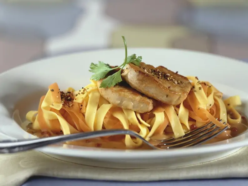 Schweinefilet mit Nudeln und Pfeffersoße