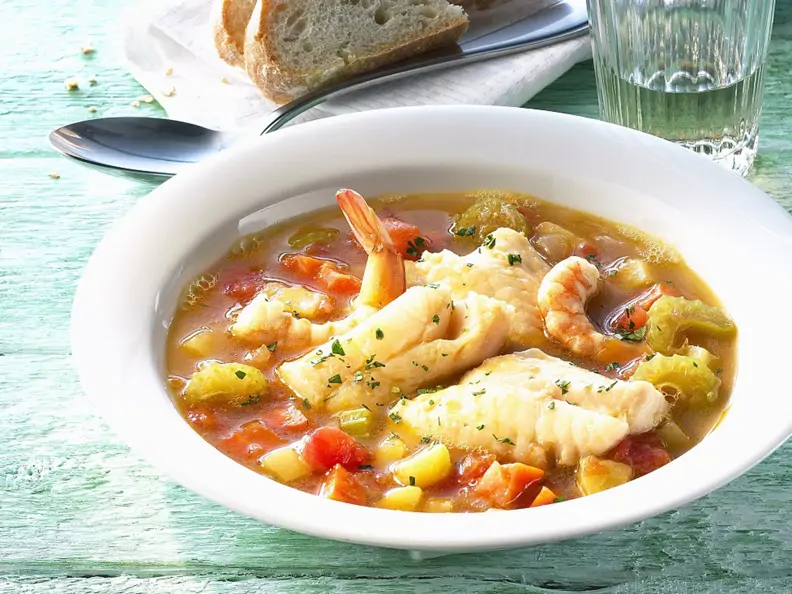 Fischsuppe mit Shrimps und Gemüse