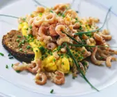 Krabbenrührei mit Schwarzbrot