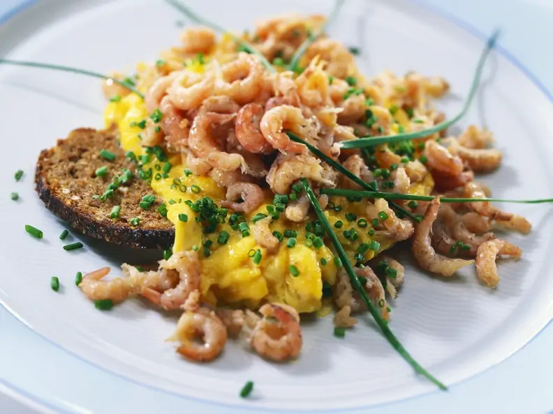 Krabbenrührei mit Schwarzbrot
