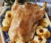 Gänsebraten mit Äpfeln, Zwiebeln und Majoran