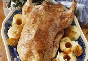Gänsebraten mit Äpfeln, Zwiebeln und Majoran