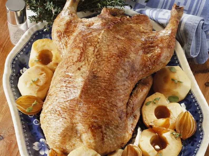 Gänsebraten mit Äpfeln, Zwiebeln und Majoran