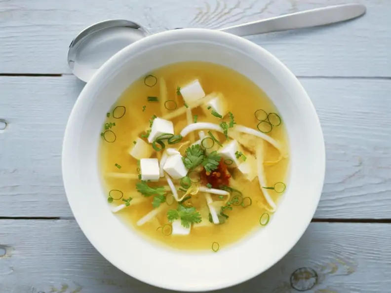 Miso-Suppe mit Tofu und Sprossen