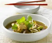 Hähnchensuppe mit Sprossen und Zitronenmelisse