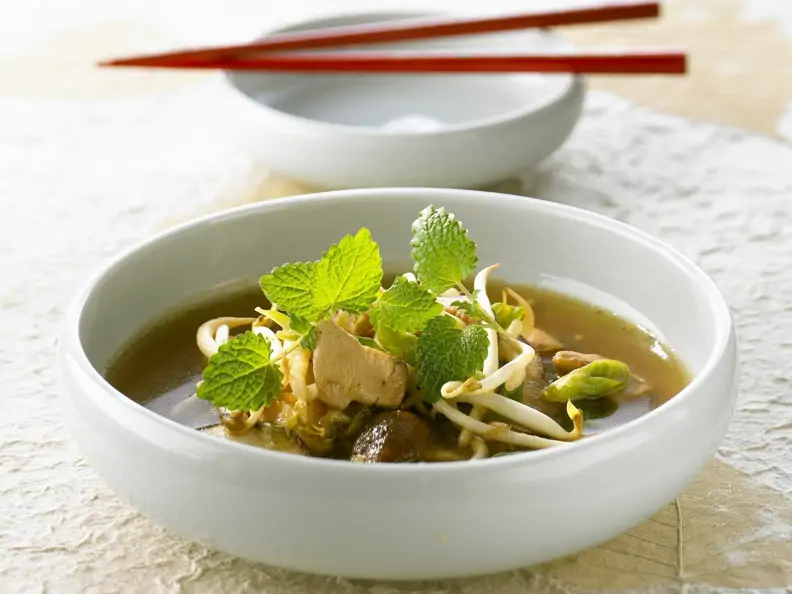 Hähnchensuppe mit Sprossen und Zitronenmelisse