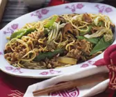 Nudeln mit Hackfleisch und Gemüse auf chinesische Art